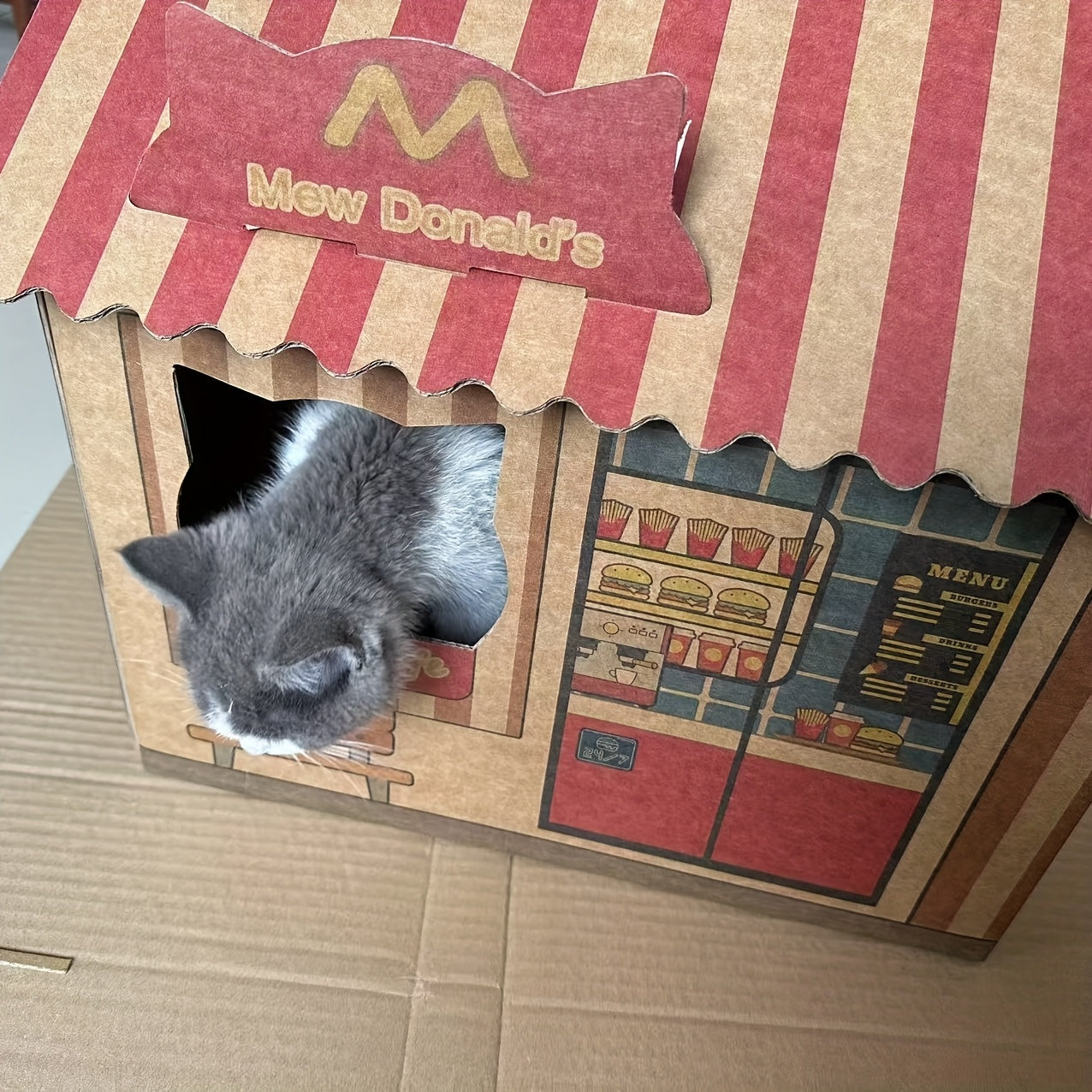 Maison en Carton Style "Mew Donald's" avec Griffoir Intégré pour Chat