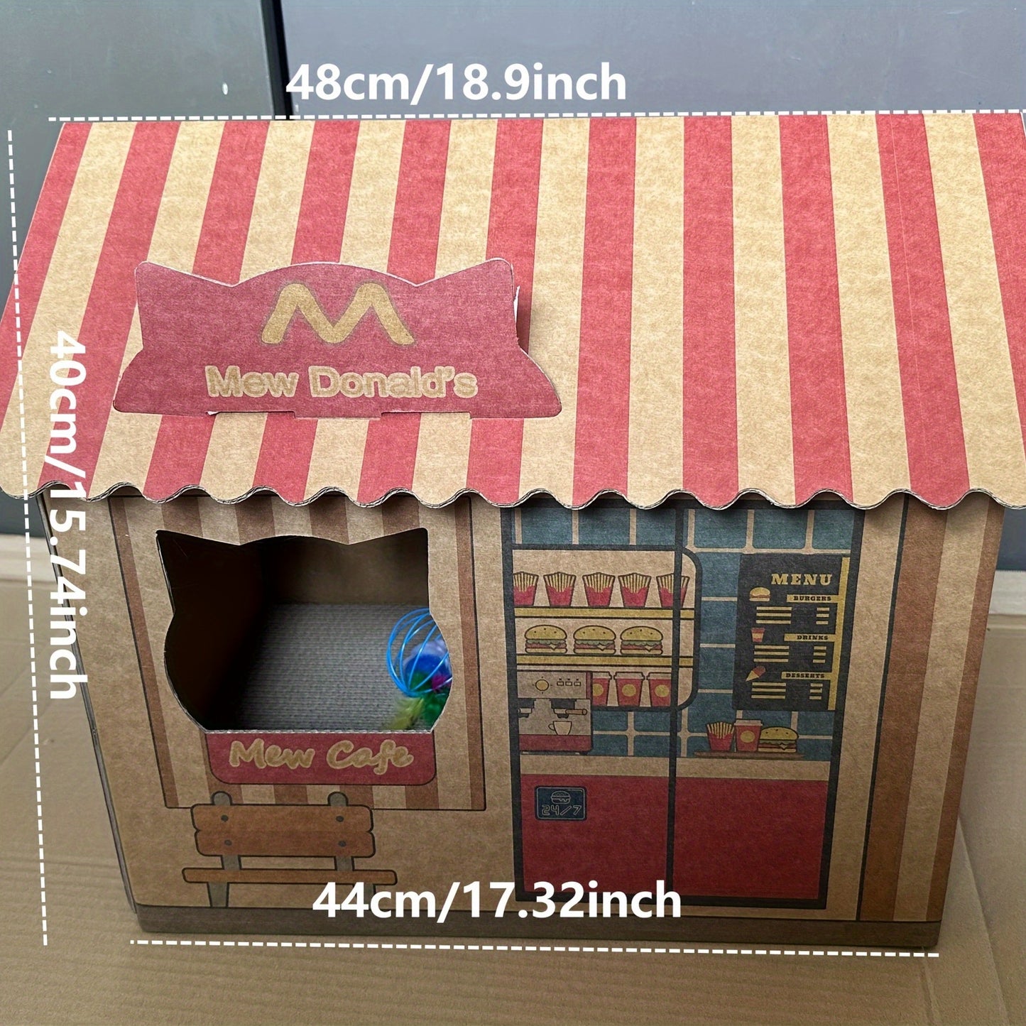 Maison en Carton Style "Mew Donald's" avec Griffoir Intégré pour Chat