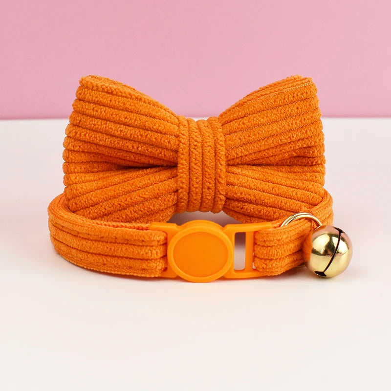 Collier Chat en Velours Côtelé avec Nœud Papillon et Clochette Dorée