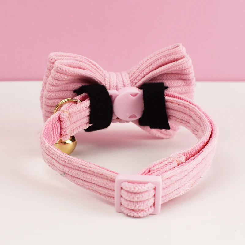 Collier Chat en Velours Côtelé avec Nœud Papillon et Clochette Dorée