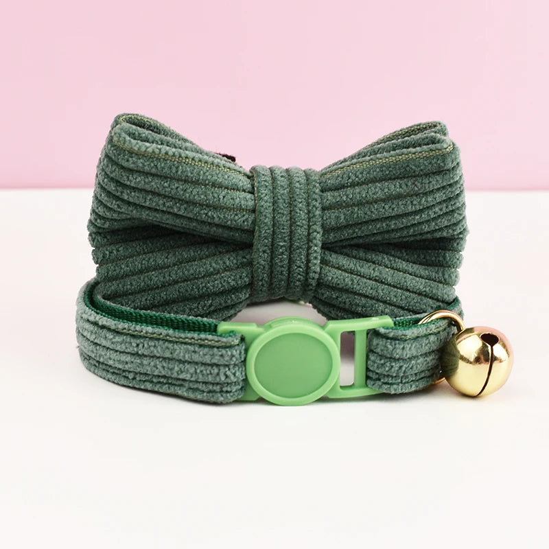 Collier Chat en Velours Côtelé avec Nœud Papillon et Clochette Dorée