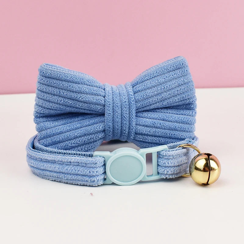 Collier Chat en Velours Côtelé avec Nœud Papillon et Clochette Dorée