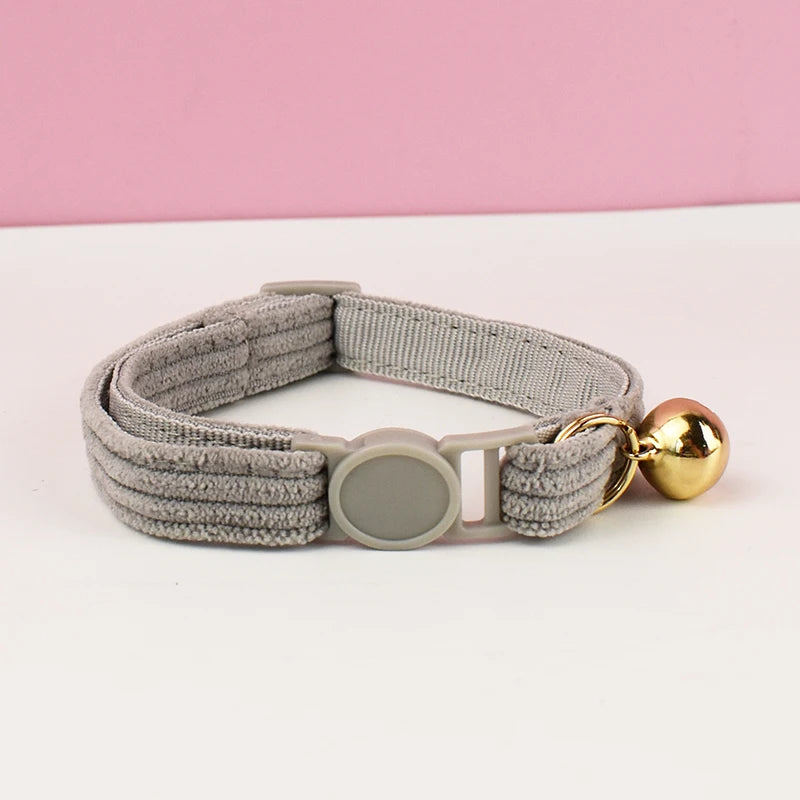 Collier Chat en Velours Côtelé avec Nœud Papillon et Clochette Dorée