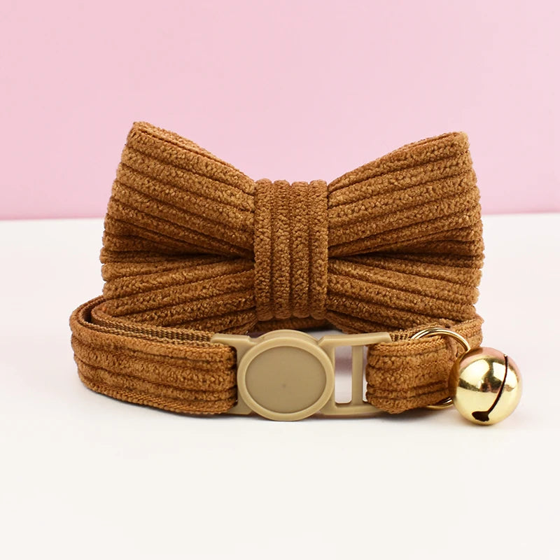 Collier Chat en Velours Côtelé avec Nœud Papillon et Clochette Dorée
