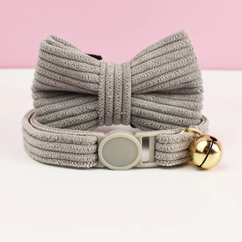 Collier Chat en Velours Côtelé avec Nœud Papillon et Clochette Dorée