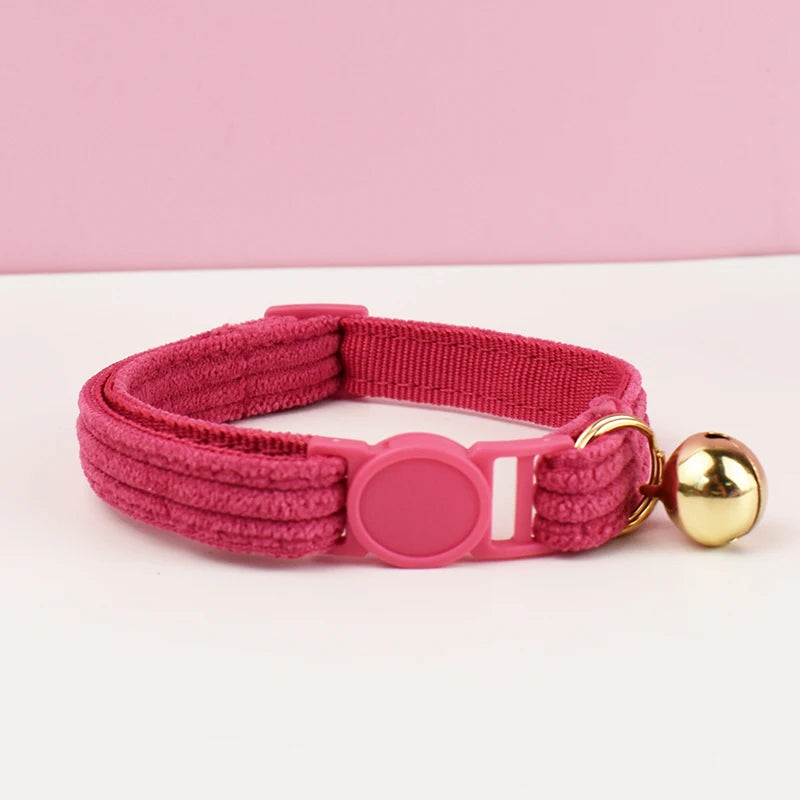 Collier Chat en Velours Côtelé avec Nœud Papillon et Clochette Dorée
