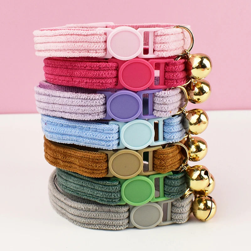Collier Chat en Velours Côtelé avec Nœud Papillon et Clochette Dorée
