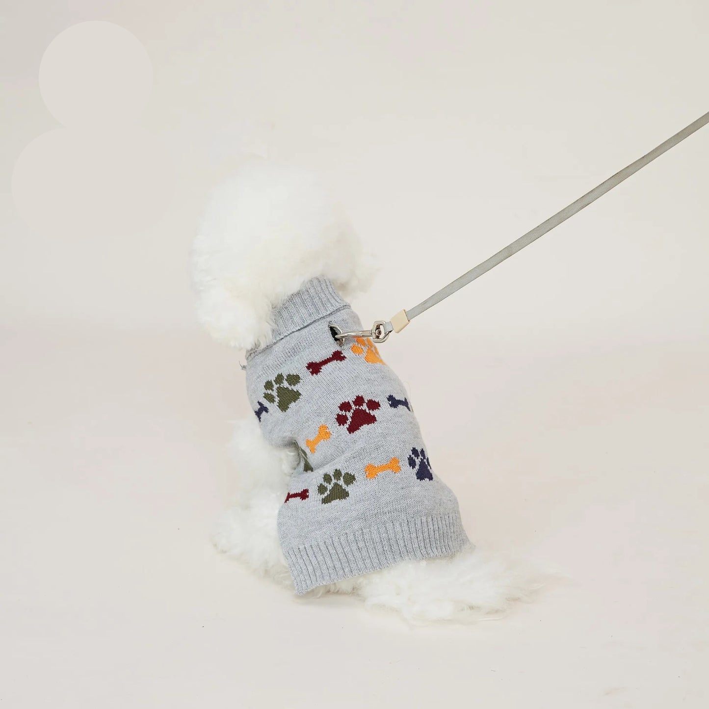 Pull Chien Motif Pattes et Os avec Trou pour Laisse