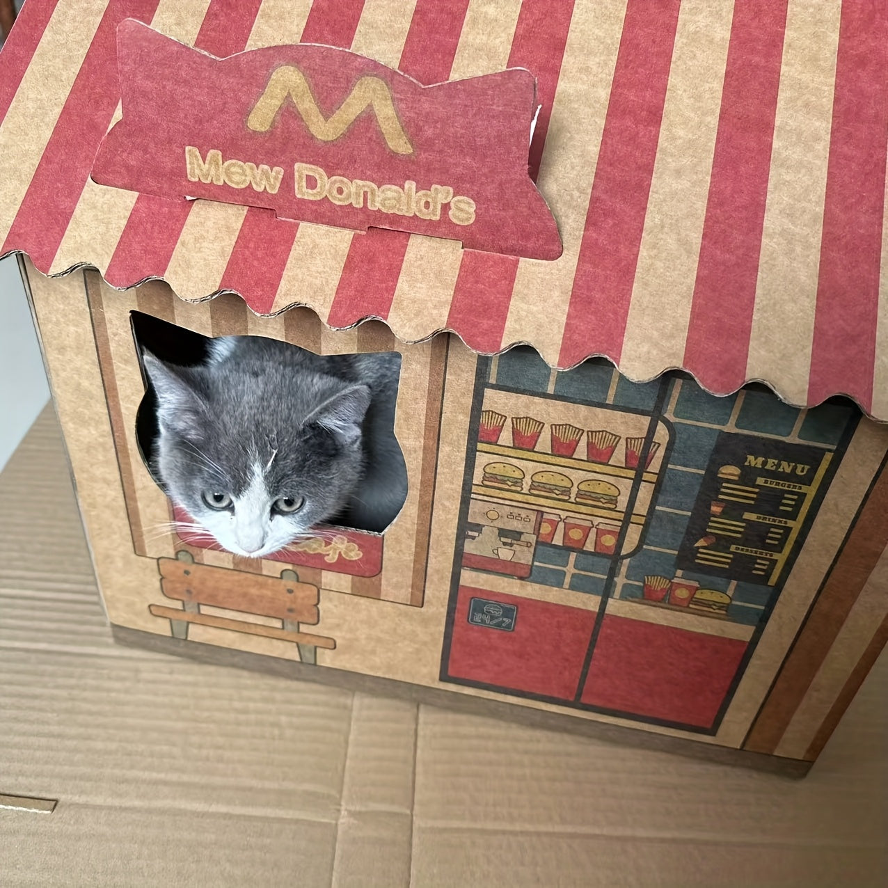 Maison en Carton Style "Mew Donald's" avec Griffoir Intégré pour Chat