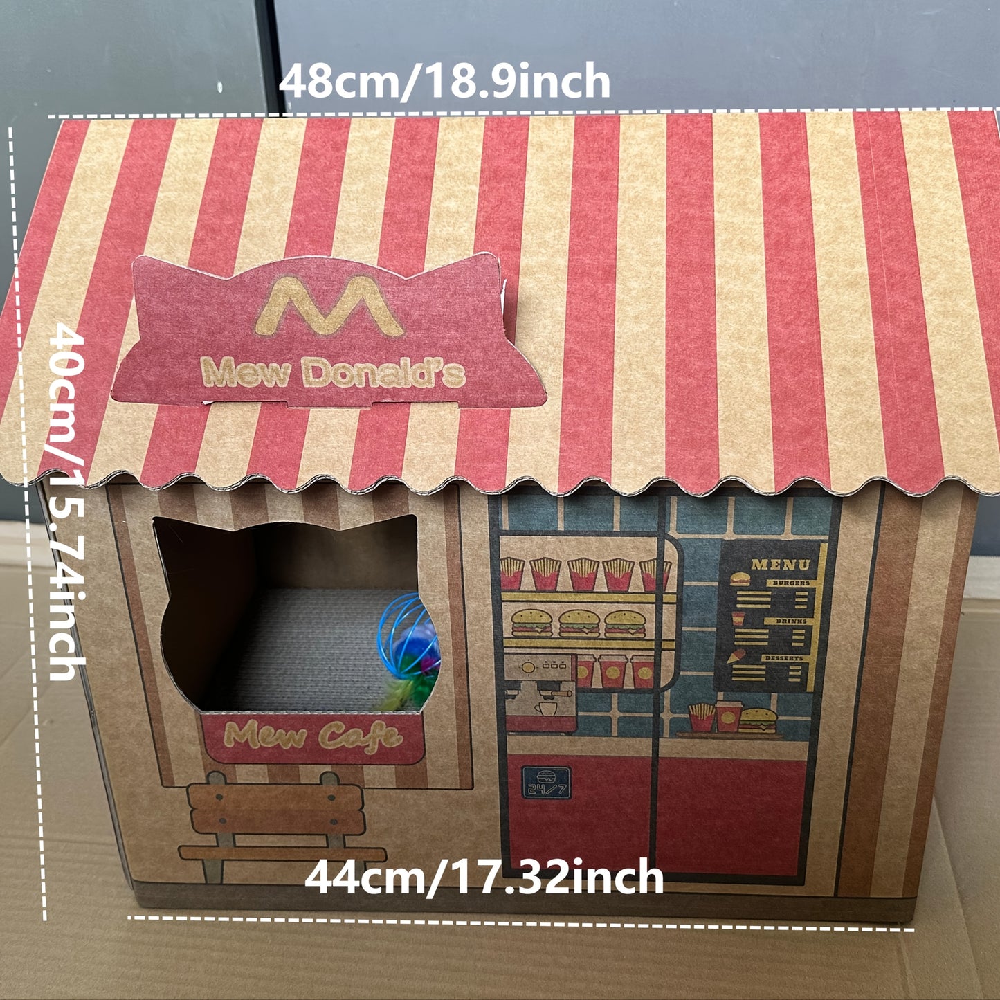 Maison en Carton Style "Mew Donald's" avec Griffoir Intégré pour Chat