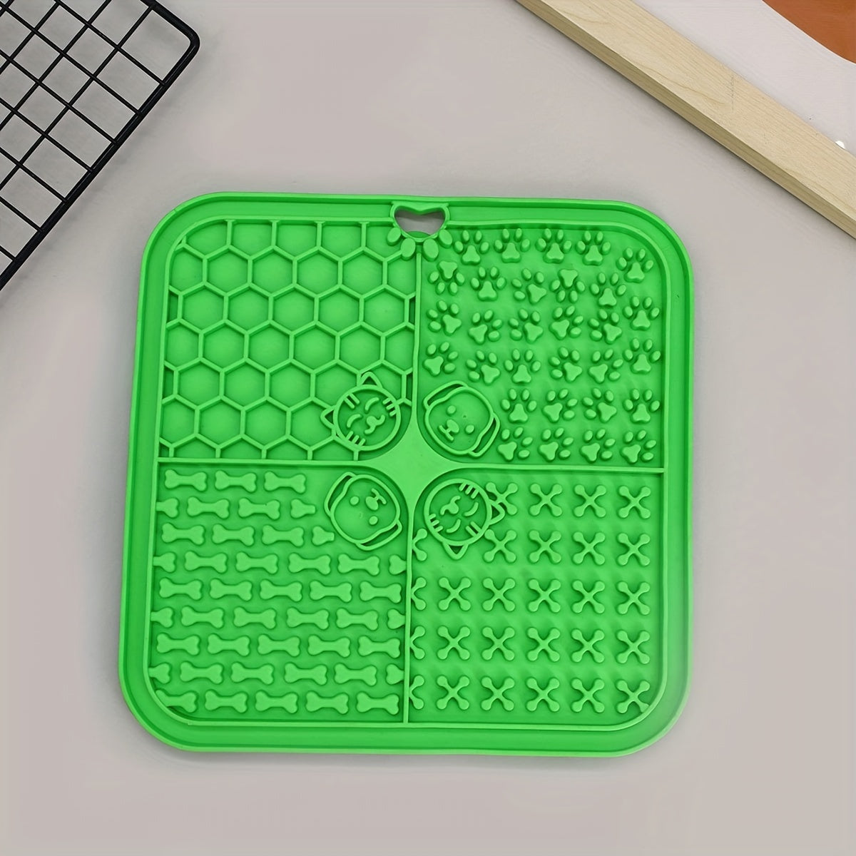 Tapis à Lécher Carré Silicone à Ventouses pour Chien