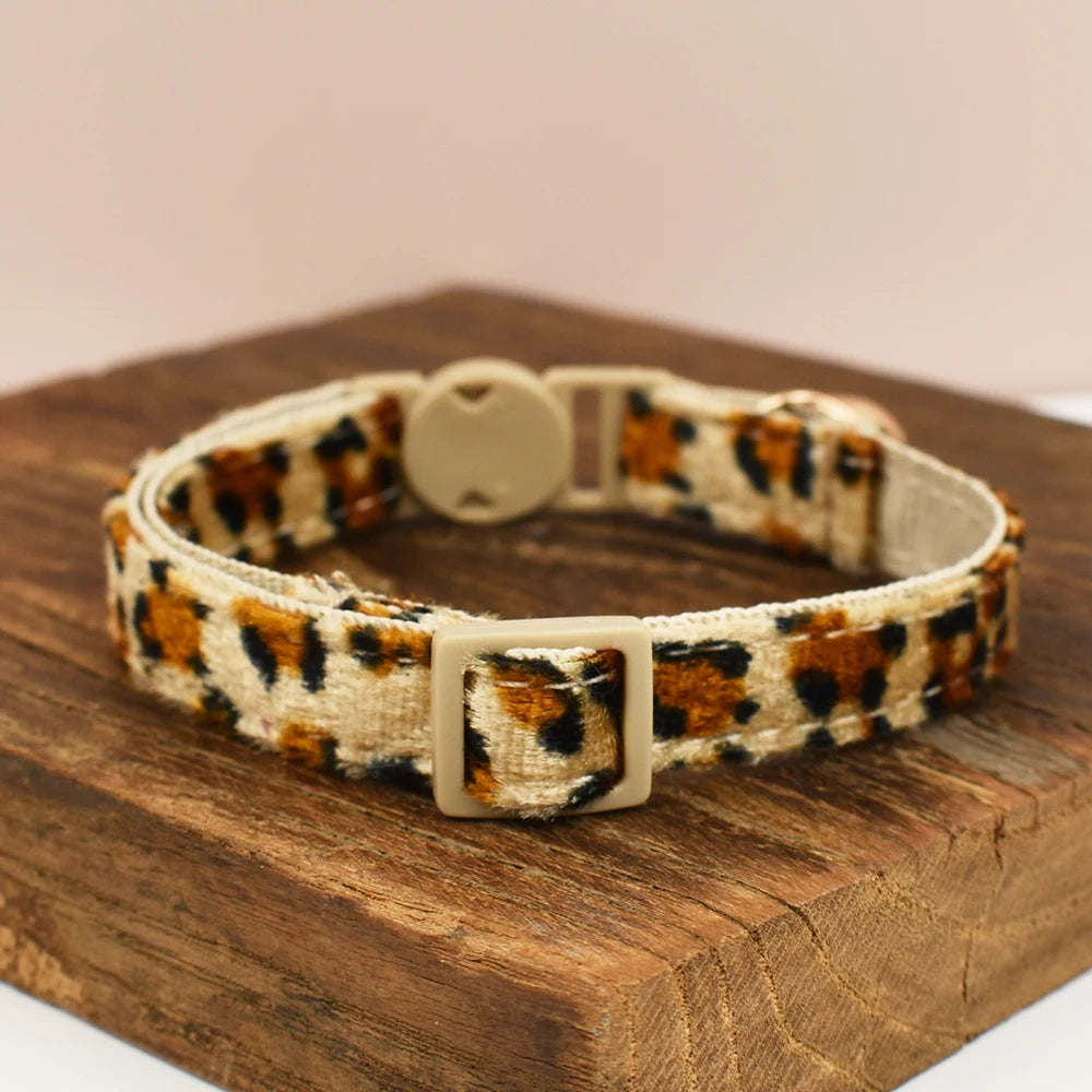 Collier Chat Ajustable avec Nœud Papillon et Clochette Dorée