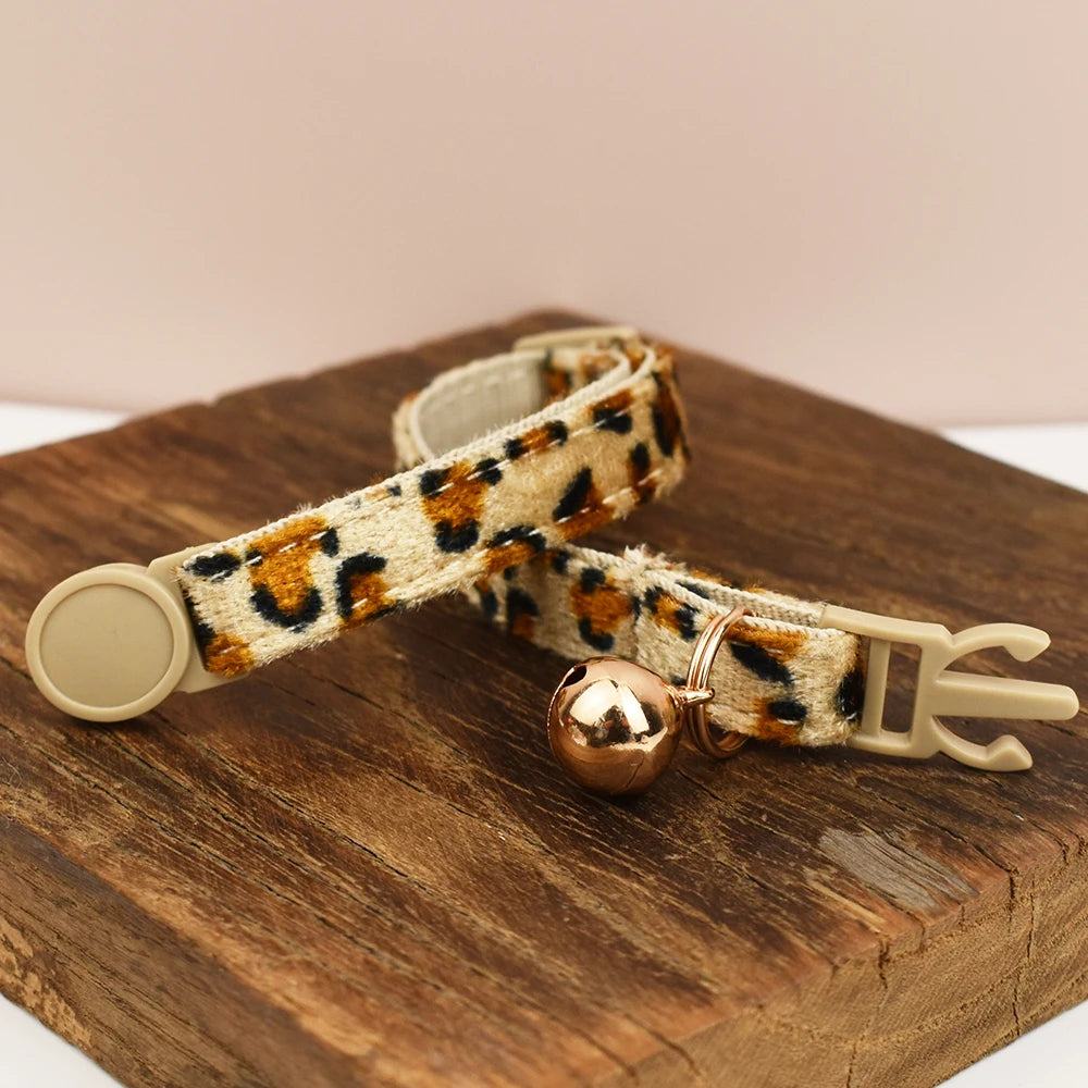 Collier Chat Ajustable avec Nœud Papillon et Clochette Dorée